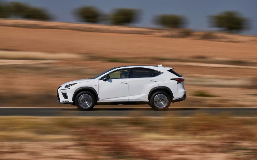  Lexus NX300h F-Sport 2017 года  (WW) (фото 9 из 20)